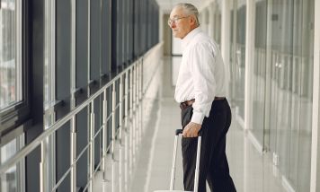 senior-w-podrozy-samolotowej-jak-sie-przygotowac-krok-po-kroku